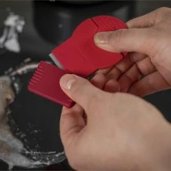 Kuhn Rikon Reinigungsschaber Swiss, Rot 8 Kuhn Rikon Reinigungsschaber Swiss, Rot -Emile Henry shop 28400 ip5