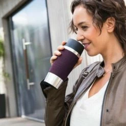 Emsa Isolier-Trinkbecher Mit Manschette Travel Mug In Schwarz 11 Emsa Isolier-Trinkbecher Mit Manschette Travel Mug In Schwarz -Emile Henry shop Emsa Travel Mug Isolierbecher Brombeere Milieu neu 2 l