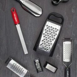 Microplane 2-Wege-Reibe Gourmet 15 Microplane 2-Wege-Reibe Gourmet -Emile Henry shop MP Heros b neu 4 l