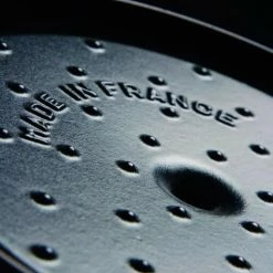 Staub Cocotte Oval Aus Gusseisen In Graphitgrau 31 Cm / 5,4 Liter 9 Staub Cocotte Oval Aus Gusseisen In Graphitgrau 31 Cm / 5,4 Liter -Emile Henry shop Noppen Staub Braeter Cocott 3 l 5