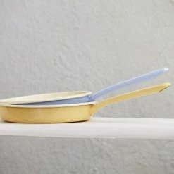 Riess Emaille Riess Omelettpfanne Aus Emaille In Pastell-blau -Emile Henry shop RIESS AMBIENTE CLASSIC Pastell 4128 Highres