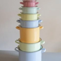 Riess Emaille Riess Topf Aus Emaille In Pastell-blau 18 Cm 10 Riess Emaille Riess Topf Aus Emaille In Pastell-blau 18 Cm -Emile Henry shop RIESS AMBIENTE CLASSIC Pastell Bunt 2019 11 01 highres