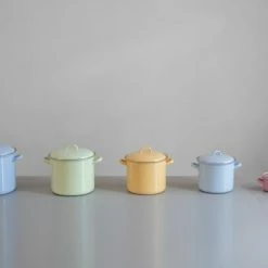 Riess Emaille Riess Topf Aus Emaille In Pastell-blau 18 Cm 11 Riess Emaille Riess Topf Aus Emaille In Pastell-blau 18 Cm -Emile Henry shop RIESS AMBIENTE CLASSIC Pastell Bunt 2019 11 05 highres