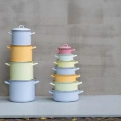 Riess Emaille Riess Kasserolle Aus Emaille In Pastell-blau 18 Cm 7 Riess Emaille Riess Kasserolle Aus Emaille In Pastell-blau 18 Cm -Emile Henry shop RIESS AMBIENTE CLASSIC Pastell Bunt 2019 11 12 highres