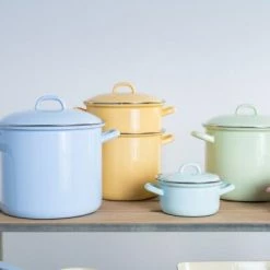 Riess Emaille Riess Topf Aus Emaille In Pastell-blau 18 Cm 9 Riess Emaille Riess Topf Aus Emaille In Pastell-blau 18 Cm -Emile Henry shop RIESS AMBIENTE CLASSIC Pastell Bunt 2019 11 24 highres