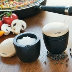 Skeppshult Salzbehälter Swing In Walnuss 7 Skeppshult Salzbehälter Swing In Walnuss -Emile Henry shop Skeppshult Salzbehaelter Pfe l